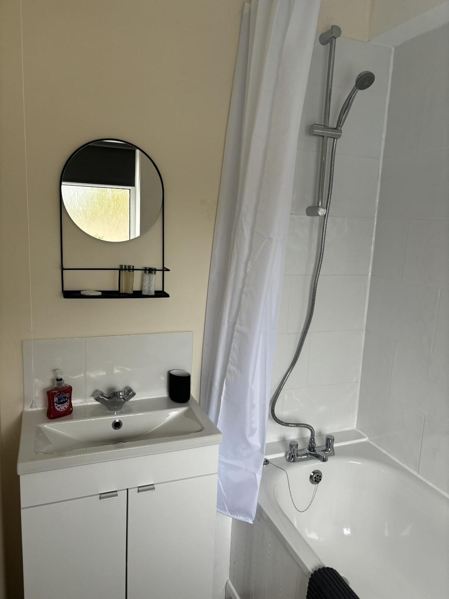 Central - 1 Bed, Cosy Retreat スウィンドン エクステリア 写真